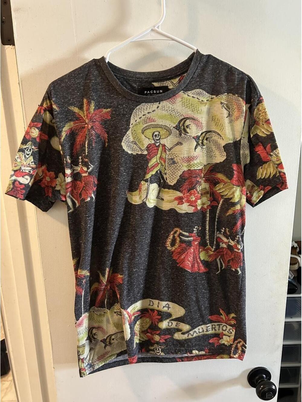 Vintage PacSun Dia de los Muertos tee with graphic of skeletons size S
